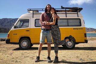 Dejaron sus carreras, compraron una van y recorren el país para grabar con artistas emergentes