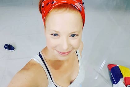 Sabrina (44) sobrevivió al impacto de la avioneta tras accionar un paracaídas de emergencia, que le permitió aterrizar sana y salva
