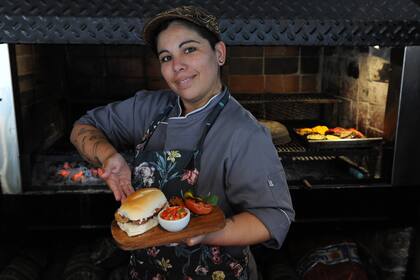 Sabrina Medina se encargará de la presentación del plato y la guarnición, así como la maceración de la carne con especias de identidad nacional
