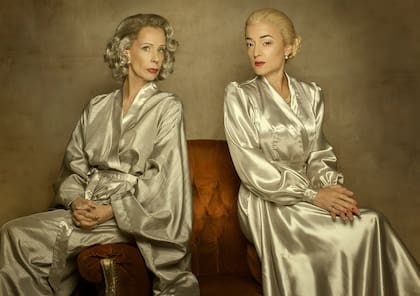 Sabrina Carballo como Evita junto a María Valenzuela, que interpreta a Victoria Ocampo