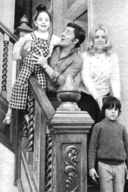 Sabrina con su padres, su madre, Tita Russ y su hermano Javier, quien por estos días está terminando de producir una biografía de Olmedo para la televisión.