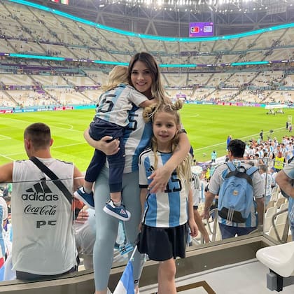 Sabrina Di Marzio es la mujer del delantero argentino Ángel Correa. Se conocieron hace casi diez años en Rosario y se volvieron inseparables. Hoy viven juntos en Madrid y tienen dos hijas: Lola y Luz.
