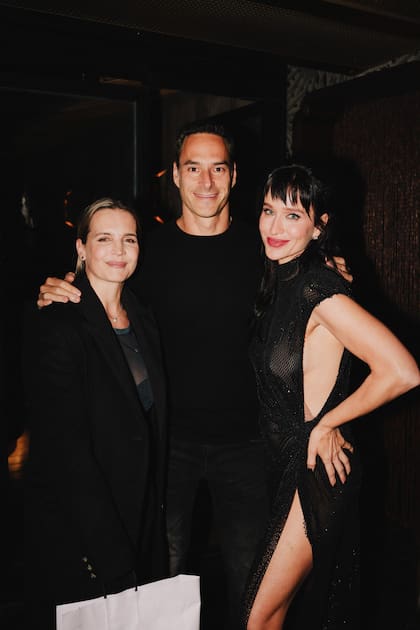 Sabrina Garciarena, el actor Lucas Akosin y la homenajeada