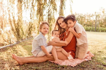 Sabrina Garciarena junto a sus tres hijos, León, de siete años, Beltrán, de tres, y Mía, que cumplirá su primer año en mayo. (Foto: Instagram/ @sabrinagarciarena)