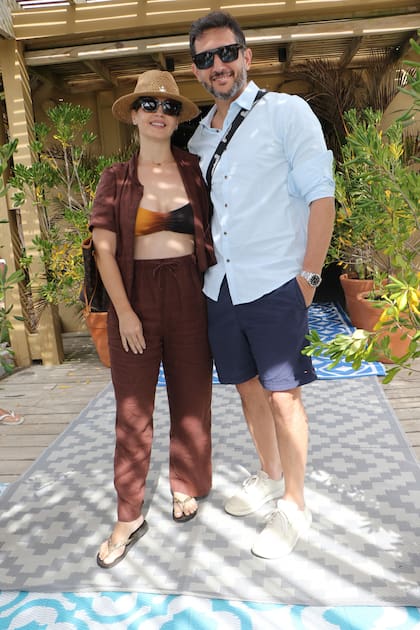 Sabrina Garciarena y Germán Paoloski también estuvieron entre los invitados. La actriz fue una de las pocas que se animó al color con un conjunto de dos piezas en chocolate y un top bicolor. Completó su propuesta con anteojos negros y un sombrero de playa