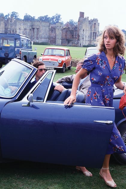 Sabrina Guinness -una de las novias más populares del actual Rey de Inglaterra- baja del coche en 1979. Ella es descendiente de los fundadores de la empresa cervecera que lleva su apellido.