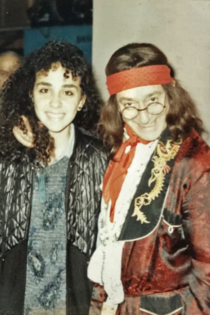 Sabrina posa con Alberto en un alto de las grabaciones de "No toca botón", la popular comedia de los años 80 en la que Olmedo interpretaba al famoso Manosanta.