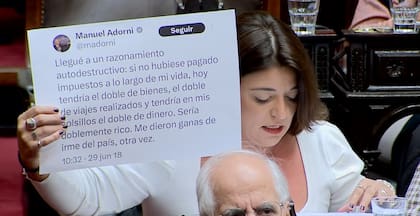 Sabrina Selva mostró dos tuits de Adorni