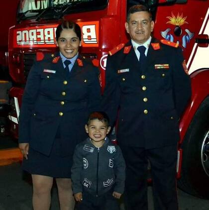 Sabrina Silva junto a su familia, el comandante Carlos Agulla y su hijo Mateo