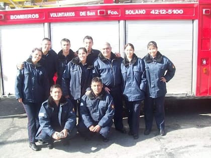 Sabrina Silva junto a sus compañeros del cuartel de bomberos voluntarios de San Francisco Solano