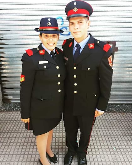 Sabrina Silva posa junto a su hermano Santiago, que también es bombero