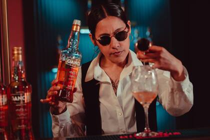 Sabrina Traverso preparando un Hibiscus Spritz.