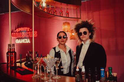 Sabrina Traverso y Agostina Elena. Hosts del Cocktail Bar de Gancia Hibiscus y encargadas de preparar la carta de tragos especialmente para arteba.