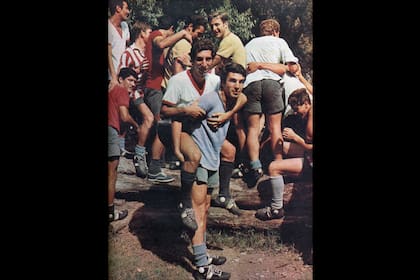 Carlos Salvador Bilardo y Raúl Madero entrenaron con botines Sacachispas antes del partido contra Manchester United por la Copa Intercontinental de 1968