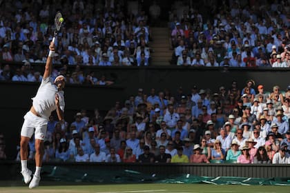 Federer, sacando en Wimbledon, el torneo que lo convirtió en leyenda.