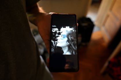 Sacha muestra una de las fotos de su madre que guarda en su celular y que ve cada vez que está triste o que le pasa algo bueno que quisiera contarle