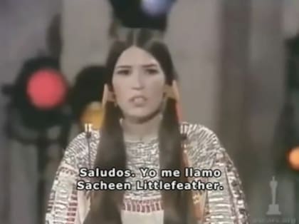 Sacheen Littlefeather en el escenario de los Oscar, en 1973 (Foto: Captura de video)