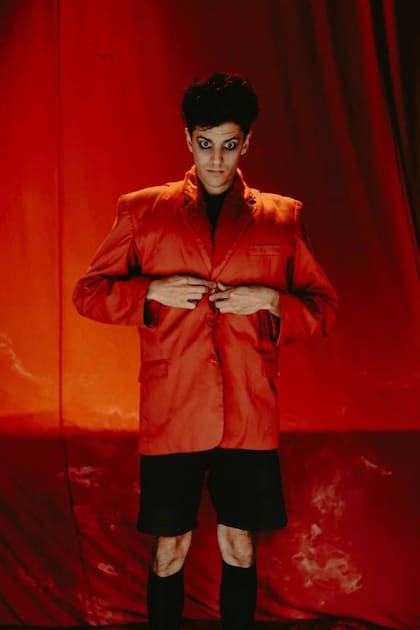 Saco amplio rojo y bermudas, el look que eligió Zuka para presentarse ante el exigente jurado del programa italiano Tú sí que vales