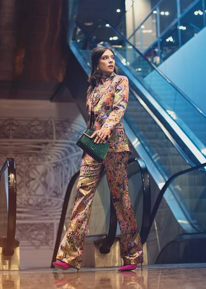 Saco, camisa y pantalón estampado de satén (Tommy Hilfiger), polera (Vitamina), stilettos (Aldo para Grimoldi), bandolera de cuero (Prüne), aros (Rapsodia)