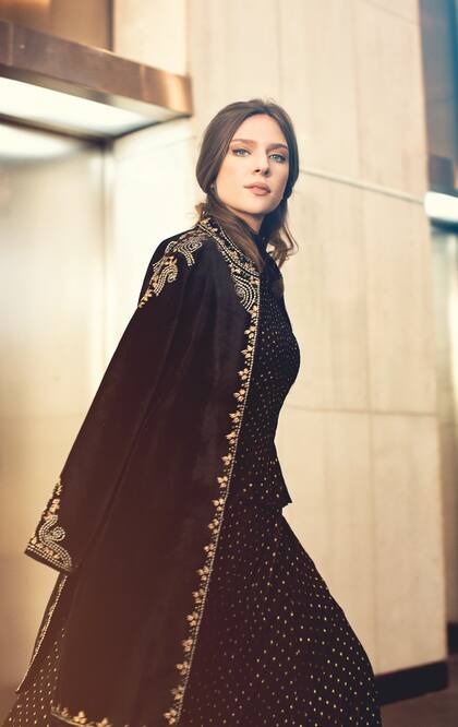 Saco con apliques (Rapsodia), top y falda con lunares (Paula Cahen d’Anvers)