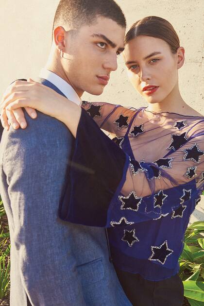 Saco de lino (Giesso), camisa slim fit y pantalón angosto (Perramus).
Top de tul con apliques de estrellas y pantalón palazzo (Vero Alfie)