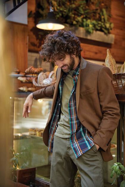 Saco de paño, camisa escocesa, remera básica y pantalón de gabardina (La Dolfina)