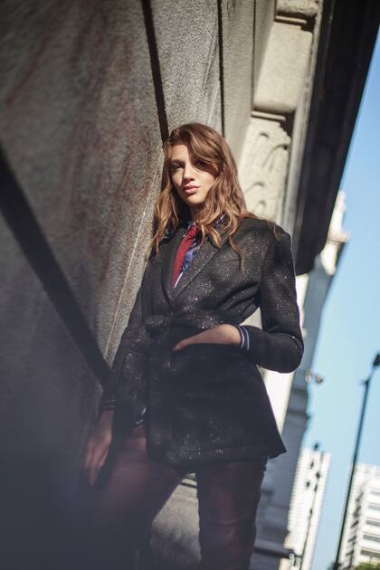 Saco de paño con detalles de hilo dorado (Uma), camisa rayada (Vitamina), pantalón de cuero marrón (Perramus)