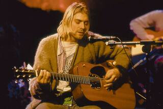 Con agujeros de cigarrillo, el cárdigan de Kurt Cobain se remató por U$S 334.000