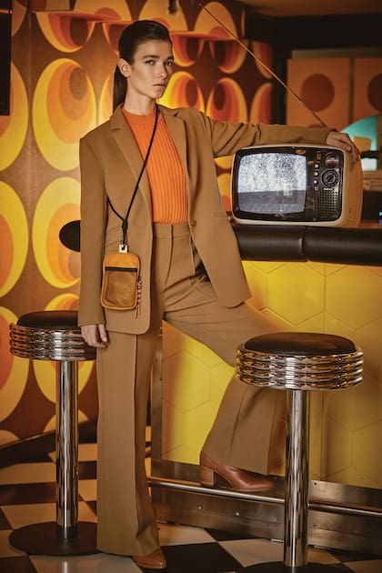 Saco smoking tramado, pantalón oxford, polera (Etiqueta Negra), bota bucanera de cuero (Prüne), mini bandolera (Mishka)