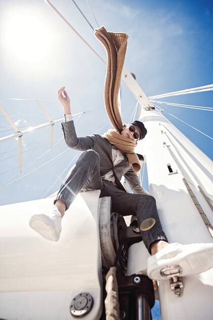 Saco y pantalón velvet ($ 6300 y $ 2650, Prototype), camisa ($ 1485, Tommy Hilfiger), maxibufanda tejida ($ 2100, F.P.), zapatillas ($ 1950, Perramus), anteojos de sol ($ 2060, Vulk by Braga Gordon), gorra ($ 680, Compañía de Sombreros)