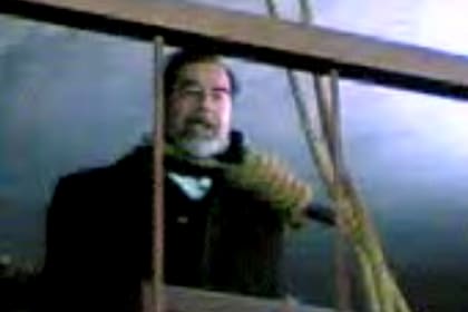 Saddam Hussein minutos antes de ser ejecutado, en diciembre de 2006