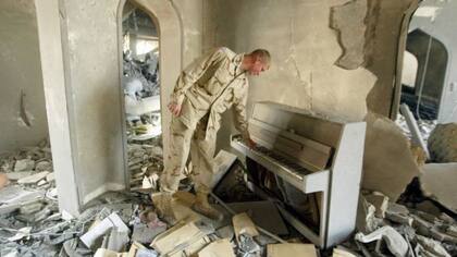 Saddam Hussein tenía varios pianos en distintos palacios en Irak. El que aparece en esta imagen estaba en la residencia de su hijo Uday, en Bagdad