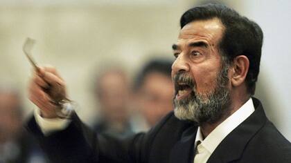 Saddam Hussein testificando durante su juicio en Bagdad, en 2006