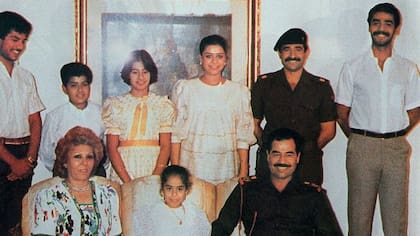 Saddam Hussein y su familia en noviembre de 1988