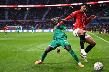 Sadio Mané entreverado con Hossam Abdelmaguid; en Tánger, el número 10 fue decisivo en favor de un Senegal superior a Egipto.