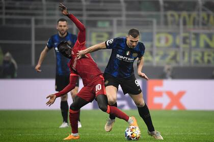 Sadio Mané marca a Edin Dzeko