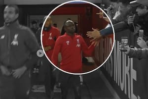 Coronavirus: un jugador de Liverpool les dio la mano a hinchas y el DT se enojó