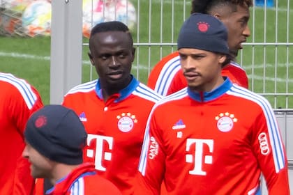 Sadio Mané y Leroy Sané, durante la práctica del jueves de Bayern Munich; el senegalés fue suspendido por el club y no estará este sábado contra Hoffenheim, por la Bundesliga