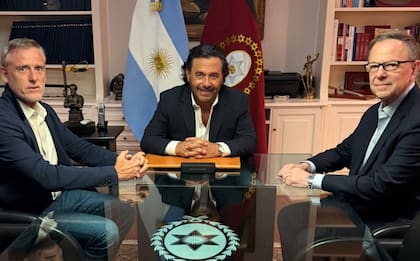 Saénz junto a Santiago Seeber y Carlos Riusech, autoridades de Juramento y frigorífico Gorina, respectivamente, quienes le confirmaron una alianza estratégica para operar el frigorífico Bermejo en Pichanal