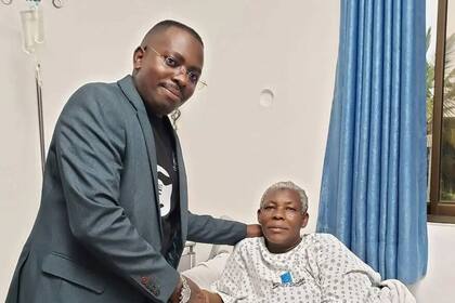 Safina Namukwaya, la mujer que dio a luz a gemelos a los 70 años, junto a uno de los médicos que la trató