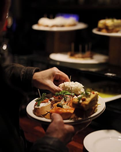 Sagardi cuenta con una barra de pinchos para degustar de la gastronomía vasca (Foto/Instagram: @sagardiargentina)