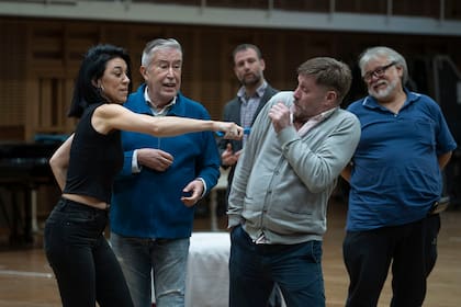 Sagi en uno de los ensayos de La traviata, en el Colón