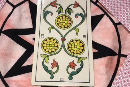 Sagitario está en la productividad de gran trabajo y amor, como indica el tres de oro