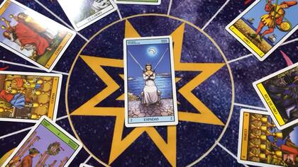 Sagitario tendrá un dos de espadas, lo que los obliga a pensar en claridad