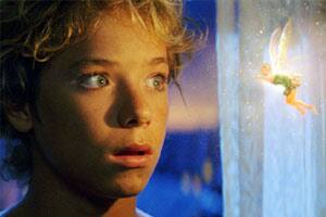 Sagnier, como Campanita, junto a Peter Pan (Jeremy Sumpter)