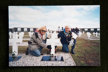 Said y Dalal, en el cementerio de Malvinas