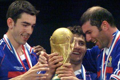 Saint-Denis, 12 de julio de 1998: Pirès y Zidane con la primera conquista mundial de los franceses, luego de golear 3-0 a Brasil en casa  