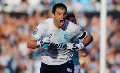 Saja, desde el arco es la figura de Racing