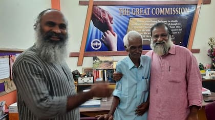 Sajid Thungal, junto al pastor Phillip que dirige el refugio donde vive, destinado a personas sin techo