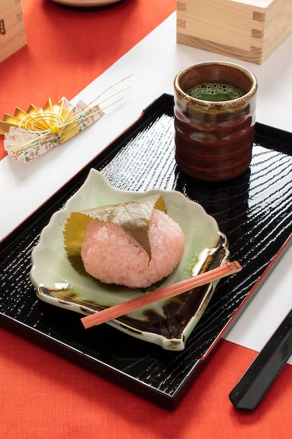 Sakura mochi (mochi relleno de pasta de porotos adzuki, cubierto con una hoja de cerezo)